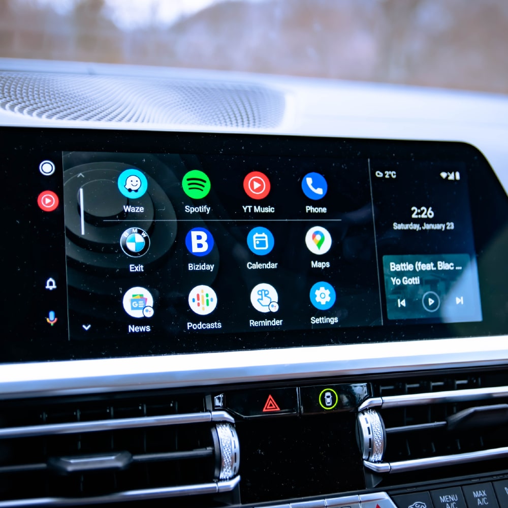 Describe how Android Auto looks on car headunit screen and what features it has